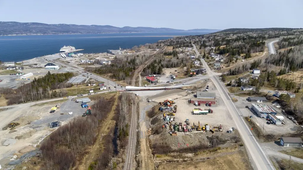 Photographie de la première pale d’éolienne de 107 mètres de LM Wind Power Gaspé dans une artère présentant des défis de logistique de transport entre la route 132 et le port de Gaspé