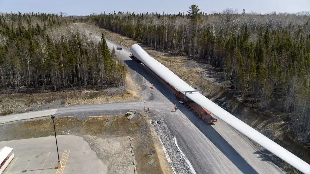 Photographie de l’une des premières pales d’éolienne de 107 mètres de LM Wind Power Gaspé en cours d’expédition.